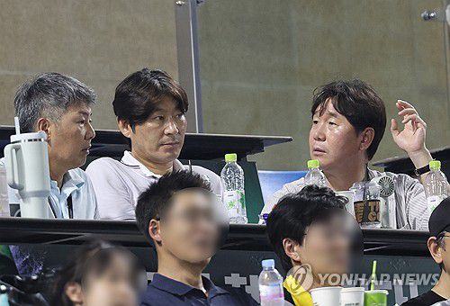 잠실구장 찾은 류지현 대표팀 감독(서울=연합뉴스) 서명곤 기자 = 29일 서울 송파구 잠실구장에서 열린 프로야구 2025 신한 SOL 뱅크 KBO리그  kt wiz와 LG 트윈스의 경기. 야구 대표팀 류지현 감독(오른쪽부터), 강인권 코치, 김원형 코치가 경기를 지켜보고 있다.  2025.7.29 seephoto@yna.co.kr