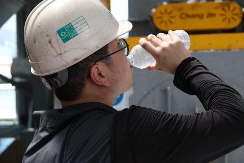 냉수 마시며 휴식(대구=연합뉴스) 박세진 기자 = 30일 대구 동구 불로동 자원재활용센터에서 작업자 손문기(29)씨가 스티로폼 재활용 작업을 하고 있다. 2025.7.30 psjpsj@yna.co.kr