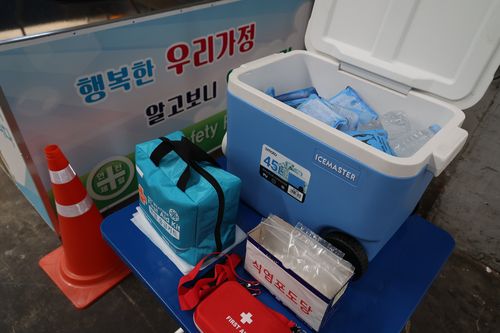 폭염에 포도당까지(대구=연합뉴스) 박세진 기자 = 30일 대구 동구 불로동 자원재활용센터에 재활용업체 측이 마련한 냉수와 포도당 등이 놓여 있다. 2025.7.30 psjpsj@yna.co.kr