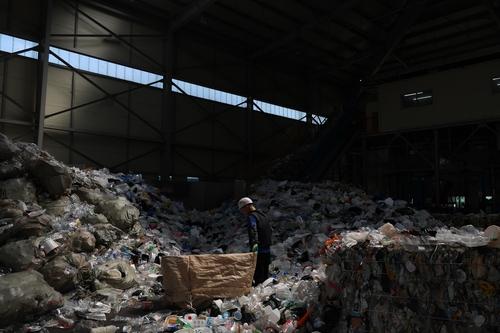 폭염 속 쓰레기와 사투 (대구=연합뉴스) 박세진 기자 = 30일 대구 동구 불로동 자원재활용센터에서 작업자 서재현(48)씨가 쓰레기 분류 작업을 하고 있다. 2025.7.30 psjpsj@yna.co.k