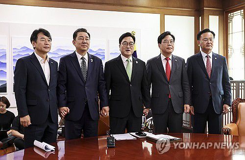 우원식 의장-여야 원내대표 회동 기념촬영(서울=연합뉴스) 김주성 기자 = 우원식 국회의장과 더불어민주당 김병기 당 대표 직무대행 겸 원내대표, 국민의힘 송언석 비상대책위원장 겸 원내대표가 23일 서울 여의도 국회 국회의장실에서 회동을 갖고 기념 촬영하고 있다.      왼쪽부터 더불어민주당 문진석 원내수석부대표, 김병기 비대위원장, 우 의장, 송언석 비대위원장, 국민의힘 유상범 원내수석부대표. 2025.7.23 [공동취재] utzza@yna.co.kr