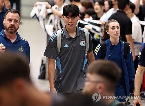 뉴캐슬 유나이티드, 박승수 귀국(영정도=연합뉴스) 윤동진 기자 = 뉴캐슬 유나이티드(잉글랜드) 박승수가 28일 인천국제공항 1터미널을 통해 귀국하고 있다. 뉴캐슬은 30일 오후 8시 수원월드컵경기장에서 팀K리그와 친선경기를 치른다. 2025.7.28 mon@yna.co.kr