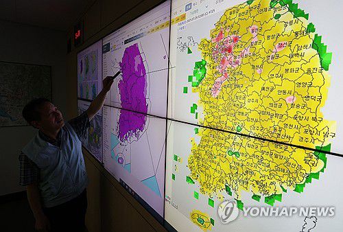 전국이 폭염(수원=연합뉴스) 홍기원 기자 = 29일 경기도 수원시 권선구 수도권기상청에서 예보관이 폭염 특보 상황 등을 보여주고 있다.     내륙에서 폭염특보가 내려지지 않은 유일한 지역이었던 강원 태백에 이날 오전 10시를 기해 폭염주의보가 발령됨에 따라 이제 183개 육상 기상특보 구역 중 88%인 161곳에 폭염경보, 11%인 20곳에 폭염주의보가 내려진 상황이다. 폭염특보가 발령되지 않은 곳은 한라산(제주산지)과 추자도 두 곳뿐이다. 2025.7.29 xanadu@yna.co.kr