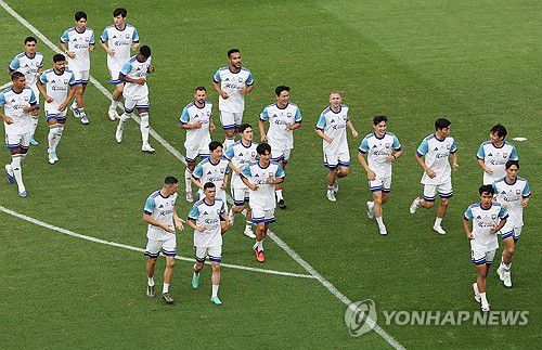 뉴캐슬 유나이티드전 앞두고 훈련하는 선수들(수원=연합뉴스) 홍기원 기자 = 뉴캐슬 유나이티드와 2025 쿠팡플레이 시리즈 1경기를 앞둔 팀K리그 선수들이 29일 경기도 수원월드컵경기장에서 열린 오픈 트레이닝에서 훈련하고 있다. 2025.7.29 xanadu@yna.co.kr