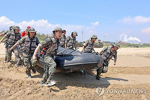 바다로 돌진(포항=연합뉴스) 손대성 기자 = 30일 경북 포항시 남구 도구해수욕장 일원에서 열린 여름 해병대 캠프에서 참가자들이 IBS(소형고무보트)를 타는 체험을 하기 위해 보트를 들고 해변으로 가고 있다. 2025.7.30 sds123@yna.co.kr