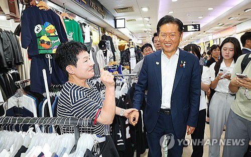 인천 찾아 지지 호소하는 민주당 정청래 당대표 후보(인천=연합뉴스) 임순석 기자 = 더불어민주당 정청래 당대표 후보가 30일 인천 부평구 부평역지하상가를 찾아 상인들과 인사하고 있다. 2025.7.30 soonseok02@yna.co.kr