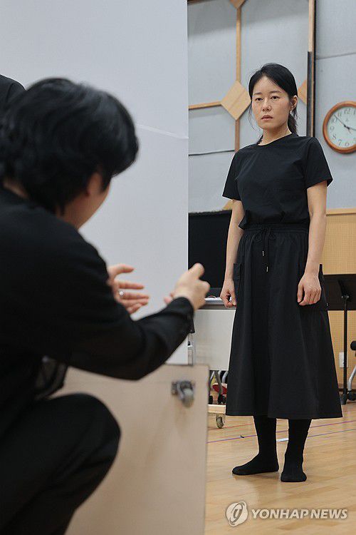 공개 오디션을 통해 '심청'역 맡은 김율희(서울=연합뉴스) 류효림 기자 = 공개 오디션을 통해 국립창극단 '심청'역에 선발된 김율희가 30일 서울 중구 국립극장 뜰아래연습장에서 열린 국립창극단 신작 '심청' 연습실 공개 및 라운드 인터뷰에서 주요 장면을 시연하고 있다. 2025.7.30 ryousanta@yna.co.kr