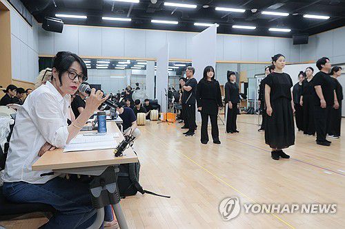 '심청' 연습과정 지휘하는 요나김 연출(서울=연합뉴스) 류효림 기자 = 요나김 연출이 30일 서울 중구 국립극장 뜰아래연습장에서 열린 국립창극단 신작 '심청' 연습실 공개 및 라운드 인터뷰에서 연습 과정을 지휘하고 있다. 2025.7.30 ryousanta@yna.co.kr