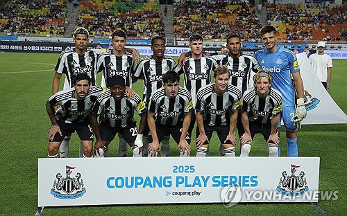 뉴캐슬 유나이티드, 팀 K리그전 선발 라인업(수원=연합뉴스) 류영석 기자 = 30일 수원월드컵경기장에서 열린 2025 쿠팡플레이 시리즈 팀 K리그와 뉴캐슬 유나이티드의 경기.     선발 출전한 뉴캐슬 선수들이 기념촬영을 하고 있다. 2025.7.30 ondol@yna.co.kr