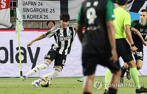 드리블하는 박승수(수원=연합뉴스) 홍기원 기자 = 30일 수원월드컵경기장에서 열린 2025 쿠팡플레이 시리즈 팀 K리그와 뉴캐슬 유나이티드의 경기. 뉴캐슬 박승수가 드리블을 하고 있다. 2025.7.30 xanadu@yna.co.kr