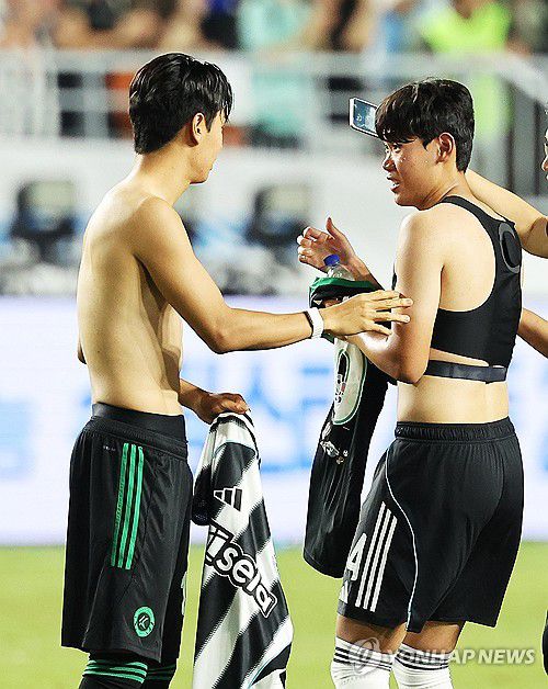 전진우와 대화하는 박승수(수원=연합뉴스) 홍기원 기자 = 30일 수원월드컵경기장에서 열린 2025 쿠팡플레이 시리즈 팀 K리그와 뉴캐슬 유나이티드의 경기. 뉴캐슬 박승수가 경기가 끝난 후 팀 K리그 전진우와 대화하고 있다. 2025.7.30 xanadu@yna.co.kr