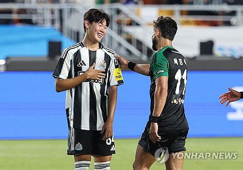 환하게 웃는 박승수(수원=연합뉴스) 홍기원 기자 = 30일 수원월드컵경기장에서 열린 2025 쿠팡플레이 시리즈 팀 K리그와 뉴캐슬 유나이티드의 경기. 뉴캐슬 박승수가 경기가 끝난 후 환하게 웃고 있다. 2025.7.30 xanadu@yna.co.kr