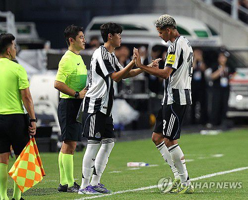 교체 투입 되는 박승수(수원=연합뉴스) 류영석 기자 = 30일 수원월드컵경기장에서 열린 2025 쿠팡플레이 시리즈 팀 K리그와 뉴캐슬 유나이티드의 경기.     뉴캐슬로 이적한 박승수가 교체 투입되고 있다. 2025.7.30 ondol@yna.co.kr