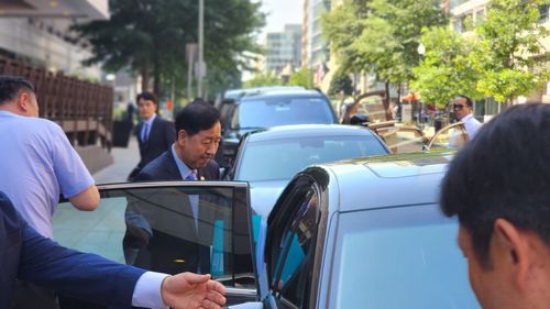 이틀 연속 美상무장관과 통상협의 위해 숙소 나서는 경제부총리(워싱턴=연합뉴스) 박성민 특파원 = 구윤철 (워싱턴=연합뉴스) 박성민 특파원 = 구윤철 부총리 겸 기획재정부 장관(오른쪽)이 30일(현지시간) 워싱턴DC 미국 상무부 청사에서 하워드 러트닉 미 상무장관과 통상협의를 하기 위해 숙소에서 나서 차량에 올라타고 있다. 2025.7.30. min22@yna.co.kr