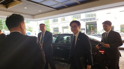 경제부총리 숙소로 들어가는 김정관 산업통상자원부 장관(워싱턴=연합뉴스) 박성민 특파원 = 김정관 산업통상자원부 장관이 30일(현지시간) 구윤철 부총리 겸 기획재정부 장관이 묵고 있는 미국 워싱턴DC의 숙소에 들어서고 있다. 김 장관은 이날 하워드 러트닉 미 상무장관과 한미 통상협상을 앞두고 구 부총리와 막판 협상 전략을 가다듬었다. 2025.7.30. min22@yna.co.kr