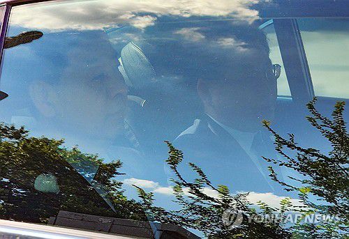 백악관 향하는 구윤철 경제부총리  (워싱턴=연합뉴스) 박성민 특파원 = 구윤철 경제부총리 겸 기획재정부 장관(왼쪽)이 30일(현지시간) 트럼프 미 대통령과의 면담을 위해 미국 워싱턴DC 백악관 서쪽 출입문 검문소를 통과하고 있다. 2025.7.31     min22@yna.co.kr