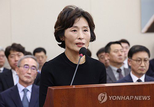 답변하는 김형숙 교수(서울=연합뉴스) 신준희 기자 = 김형숙 한양대학교 교수가 25일 국회에서 열린 과학기술정보통신위원회 국정감사에서 의원 질의에 답하고 있다. 2024.10.25 hama@yna.co.kr