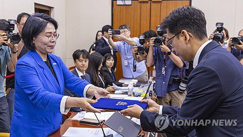 선서문 전달하는 배경훈 과학기술정보통신부 장관 후보자(서울=연합뉴스) 황광모 기자 = 배경훈 과학기술정보통신부 장관 후보자가 14일 국회 과학기술정보방송통신위 인사청문회에 출석해 선서한 뒤 최민희 위원장에게 선서문을 전달하고 있다. 2025.7.14 hkmpooh@yna.co.kr