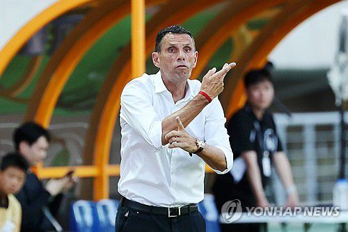 작전 지시하는 거스 포옛(광주=연합뉴스) 정다움 기자 = 26일 광주월드컵경기장에서 열린 하나은행 K리그1 2025 24라운드 광주FC와 전북현대의 경기. 전북 거스 포옛 감독이 작전 지시를 하고 있다. 2025.7.26 daum@yna.co.kr