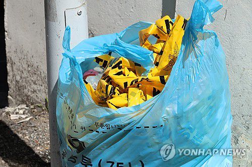 흉기 살인 발생한 대전 서구 괴정동 주택가(대전=연합뉴스) 강수환 기자 = 29일 낮 12시 8분께 대전 서구 괴정동 주택가에서 한 남성이 30대 여성을 흉기로 찌르고 도주했다. 경찰은 피해 여성의 전 연인으로 추정되는 20대 남성 용의자를 쫓고 있다. 사진은 현장에 쳐놨던 폴리스라인이 쓰레기봉투에 버려져 있는 모습. 2025.7.29 swan@yna.co.kr