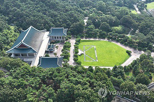 대통령 집무실 복귀 준비 시작하는 청와대(서울=연합뉴스) 서대연 기자 = 이재명 대통령이 청와대 집무실 복귀를 예고한 가운데 30일 서울 종로구 청와대의 모습.      8월 1일부터 보안·안전 점검 등 준비작업을 위해 청와대 관람이 임시 중단된다. 2025.7.30 dwise@yna.co.kr