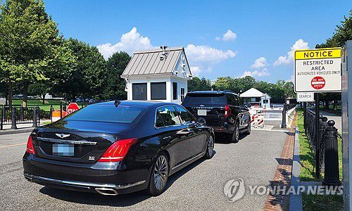 트럼프와 면담하기 위해 백악관 들어가는 한국 통상협상단(워싱턴=연합뉴스) 박성민 특파원 = 구윤철 경제부총리 겸 기획재정부 장관, 김정관 산업통상자원부 장관, 여한구 통상교섭본부장 등을 태운 한국 통상협상단 차량이 30일(현지시간) 트럼프 미 대통령과의 면담을 위해 미국 워싱턴DC 백악관 서쪽 출입문 검문소를 통과하고 있다. 2025.7.31 min22@yna.co.kr