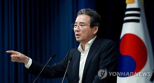 취재진 질문에 답하는 김용범 정책실장(서울=연합뉴스) 홍해인 기자 = 김용범 대통령실 정책실장이 31일 서울 용산 대통령실 청사에서 한미 관세 협상 타결 관련 브리핑 뒤 취재진의 질문에 답하고 있다. 2025.7.31 hihong@yna.co.kr