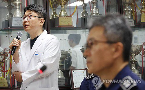 의원 질문에 답하는 서울구치소 의료과장(서울=연합뉴스) 31일 윤석열 전 대통령이 수감된 서울구치소에서 서울구치소 의료과장이 의원 질문에 답하고 있다. 2025.7.31 [국회사진기자단] photo@yna.co.kr
