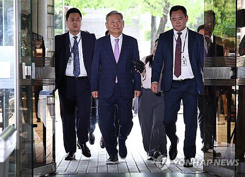 영장심사 위해 법원 향하는 이상민 전 장관(서울=연합뉴스) 김성민 기자 = 이상민 전 행정안전부 장관이 구속 전 피의자 심문(영장실질심사)을 위해 31일 서울 서초구 서울중앙지방법원으로 들어서고 있다. 2025.7.31 ksm7976@yna.co.kr