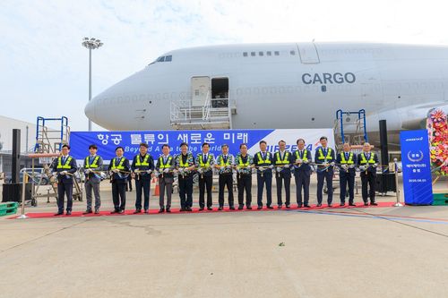 에어제타 출항식 기념 사진(서울=연합뉴스) 1일 오전 인천국제공항 화물기 주기장에서 에어제타의 미주행 첫 화물기편 출항을 기념하는 출항식이 열렸다. 사진은 출항식에 참석한 김관식 에어제타 대표(우측 여섯 번째)와 주주사 소시어스의 이병국 대표(좌측 다섯 번째)가 한국투자파트너스, 인천국제공항공사 관계자들과 함께 테이프 커팅을 하는 모습. 2025.8.1 [에어제타 제공. 재판매 및 DB 금지]