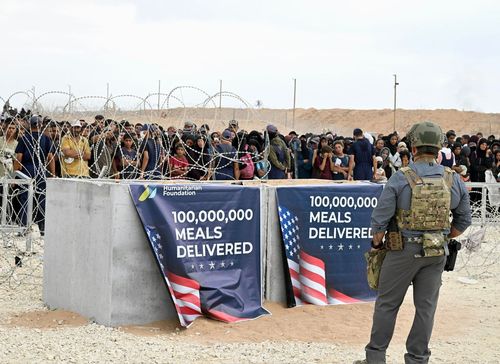 배급소 앞 가자지구 주민1일(현지시간) 미국 대통령의 중동특사 스티브 위트코프(왼쪽)와 마이크 허커비 주이스라엘 미국대사가 가자지구의 GHF 배급소를 찾자 주변에 팔레스타인 주민들이 모여든 모습. [엑스 @GovMikeHuckabee 캡처. 재판매 및 DB 금지]