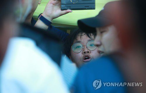 '극장 철거 vs 반대' 대치 상황에 갇힌 절규[촬영 이재현]