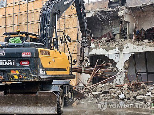 철거되는 원주 아카데미극장[촬영 이재현]