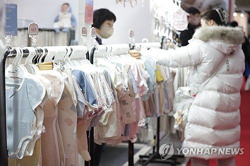 육아용품 고르는 손길[연합뉴스 자료사진]