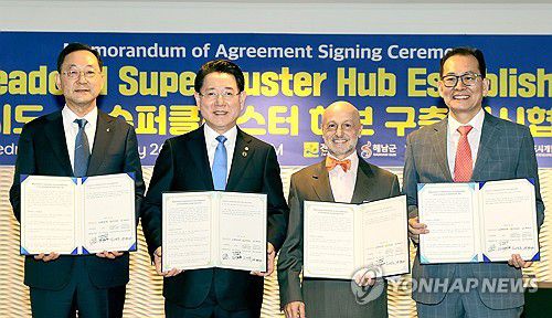 해남 솔라시도에 AI슈퍼클러스터 구축(무안=연합뉴스) 미국을 순방 중인 김영록 전남도지사(왼쪽 두번째)가 26일(현지 시간) 샌프란시스코 하얏트 호텔에서 퍼힐스(FIR HILLS), 서남해안기업도시개발(주), 해남군과 함께 '솔라시도 AI 슈퍼클러스터 구축' 업무협약을 하고 있다.[전남도 제공.재판매 및 DB금지] 2025.2.27 minu21@yna.co.kr