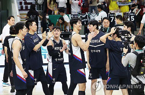 한국 승리(안양=연합뉴스) 홍기원 기자 = 13일 경기도 안양정관장아레나에서 열린 2025 남자농구 국가대표 평가전 한국과 일본의 경기. 84-69로 승리한 한국 선수들이 기뻐하고 있다. 2025.7.13 xanadu@yna.co.kr