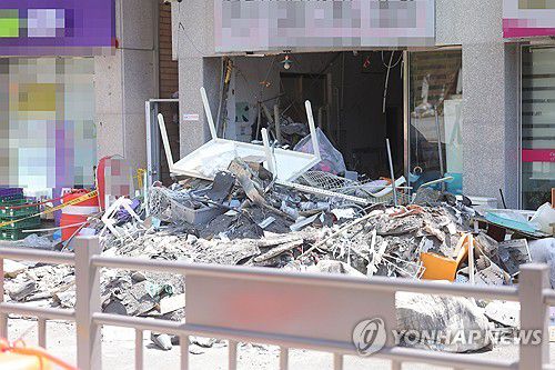 널브러진 잔해들…창원 건물 천장 붕괴로 4명 사상(창원=연합뉴스) 정종호 기자 = 1일 창원 마산회원구 양덕동 노후 건물 천장 붕괴 사고 현장 모습. 전날 밤 이곳 건물 2층 바닥(1층 천장)이 무너져 1층에 있던 50대가 숨지고, 2층에 있던 3명이 경상을 입었다. 2025.8.1 jjh23@yna.co.kr