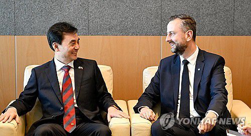 대화하는 한-폴 국방부 장관(서울=연합뉴스) 안규백 국방부 장관이 1일(현지시간) 폴란드 바르샤바 글리비체에 있는 회담장으로 이동하기에 앞서 공항 대기실에서 브와디스와프 코시니악-카미슈 폴란드 부총리 겸 국방부 장관과 대화하고 있다. 2025.8.1 [국방부 제공. 재판매 및 DB 금지] photo@yna.co.kr