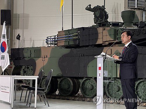 안규백 국방부 장관, K2 전차 2차 이행계약 서명식 참석(서울=연합뉴스) 안규백 국방부 장관이 1일 폴란드 글리비체에서 열린 K2 전차 2차 이행계약 서명식에서 축사를 하고 있다. 2025.8.1 [국방부 제공. 재판매 및 DB 금지] photo@yna.co.kr