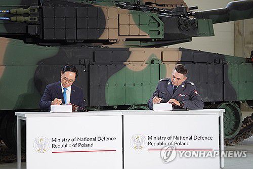 폴란드 K2 전차 2차 이행계약 체결(서울=연합뉴스) 1일 폴란드 글리비체에서 열린 K2 전차 2차 이행계약 서명식에서 이용배 현대로템 사장(왼쪽)과 아르투르 쿱텔 폴란드 군비청장이 이행계약서에 서명하고 있다. 2025.8.1 [현대로템 제공. 재판매 및 DB 금지] photo@yna.co.kr