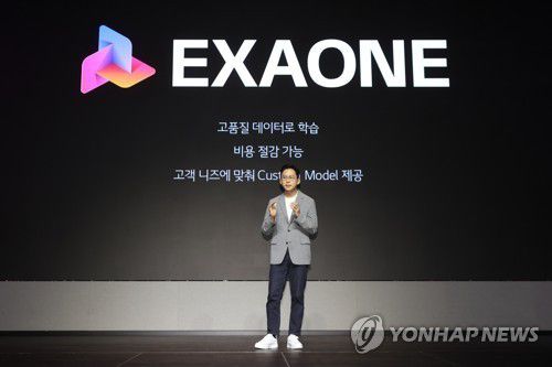 LG, 초거대AI '엑사원 2.0' 공개…"신소재·신약개발에 활용 (서울=연합뉴스) 류효림 기자 = 배경훈 LG AI연구원장이 19일 서울 강서구 마곡동 LG사이언스파크에서 열린 LG AI 토크콘서트에서 AI 플랫폼 '엑사원 2.0'(EXAONE 2.0)을 소개하고 있다. 2023.7.19 ryousanta@yna.co.kr