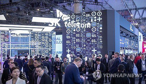 MWC 2025 SKT 부스, AI 혁신 기술에 참관객 몰려    (서울=연합뉴스) SK텔레콤이 스페인 바르셀로나에서 열린 MWC 2025에서 혁신적인 AI 기술을 전시하며 글로벌 ICT 업계 관계자들로부터 큰 관심을 받았다고 7일 밝혔다. 사진은 SKT 부스 관람하는 참관객 모습. 2025.3.7 [SK텔레콤 제공. 재판매 및 DB 금지]