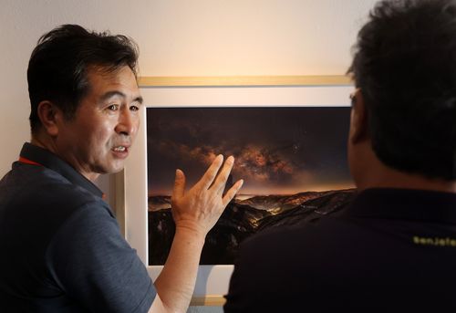 작품 성명하는 노남호 작가[촬영 양지웅]