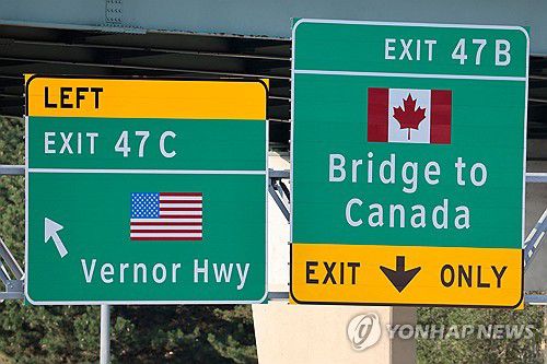 미국 미시간주 디트로이트의 캐나다 접경 지대에 있는 도로표지판[AFP=연합뉴스. 재판매 및 DB 금지]
