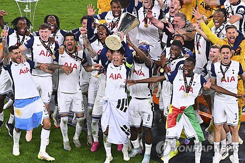 5월 22일(한국시간) 유로파리그 우승 트로피 들어 올린 손흥민[AP=연합뉴스 자료사진]