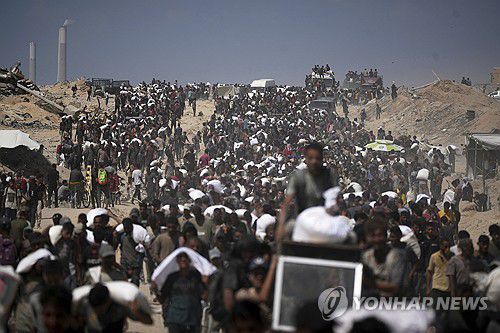 구호 식량 받아 옮기는 가자지구 주민들[AP 연합뉴스. 재판매 및 DB 금지]