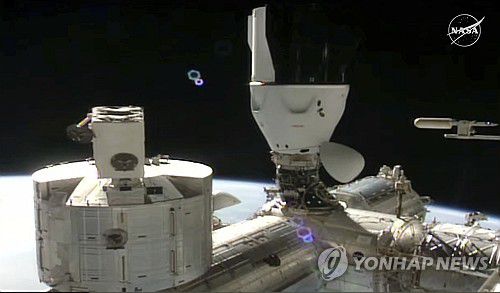 2일 ISS에 도킹한 스페이스X 우주캡슐[AP=연합뉴스/NASA·스페이스X 제공. 재판매 및 DB 금지]