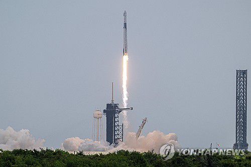 1일 NASA의 '크루-11' 임무를 위해 미국 플로리다에서 발사된 스페이스X 팰컨9 로켓 [AFP=연합뉴스. 재판매 및 DB 금지]