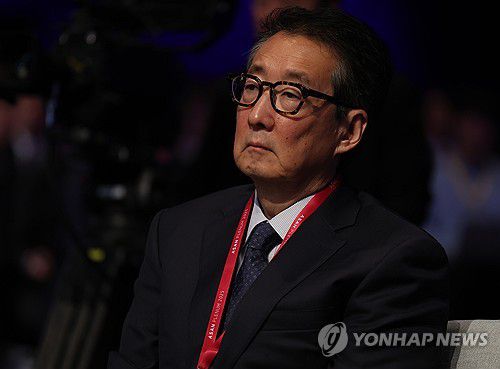 발언듣는 빅터 차 CSIS 한국 석좌(서울=연합뉴스) 서명곤 기자 = 23일 서울 용산구 그랜드 하얏트 서울에서 아산정책연구원 주최로 열린 '아산플래넘 2025'에서 빅터 차 전략국제문제연구소(CSIS) 한국 석좌가 커트 캠벨 전 미국 국무부 부장관이 기조연설을 듣고 있다. 2025.4.22 seephoto@yna.co.kr