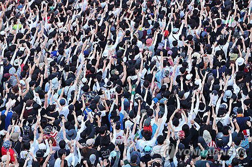 폭염 속 록 즐기는 관객들(인천=연합뉴스) 임순석 기자 = 1일 오후 인천시 연수구 송도달빛축제공원에서 열린 2025 인천 펜타포트 록 페스티벌에서 관람객들이 장기하의 공연을 즐기고 있다. 2025.8.1 soonseok02@yna.co.kr